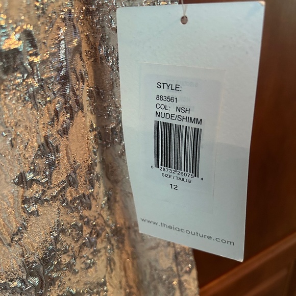 New with Tags Theia Cream Off Shoulders Gown - Picture 6 of 6